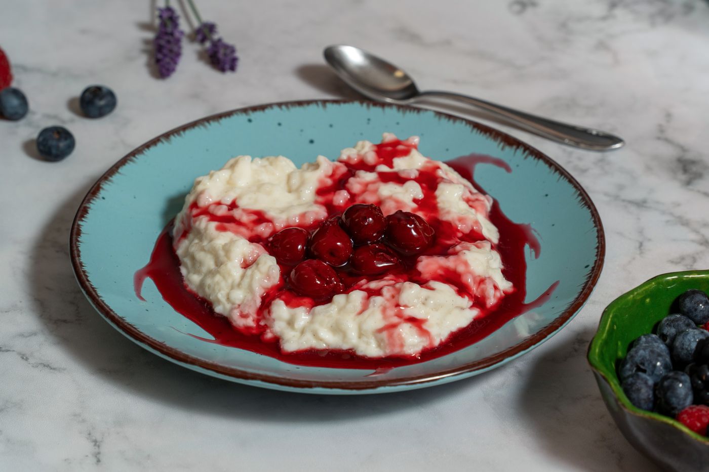 Creamy rice pudding with cherries