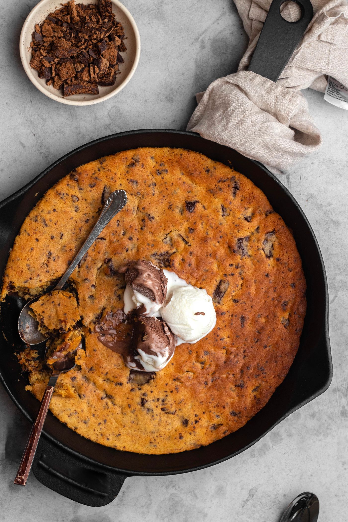 Chocolate chunk skillet cookie with ice cream